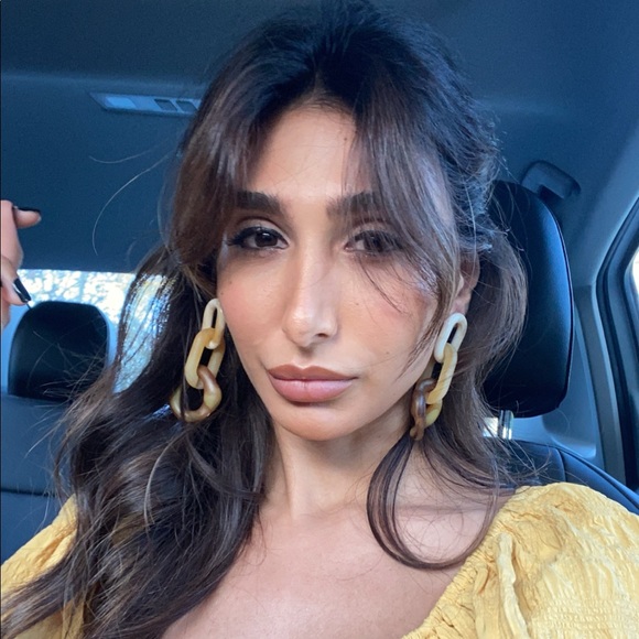 Meet your Posher, Sabrina - Picture 1 of 1